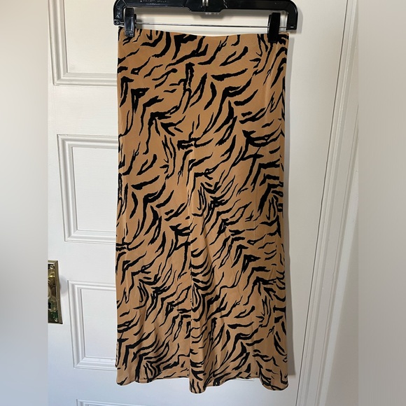 Madewell Dresses & Skirts - Madewell 100% silk leopard print midi skirt size 2